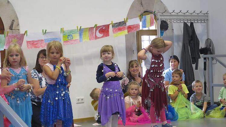 Einen türkischen und einen vietnamesischen Tanz führten die Kindergartenkinder vor. Barbara Oschmann