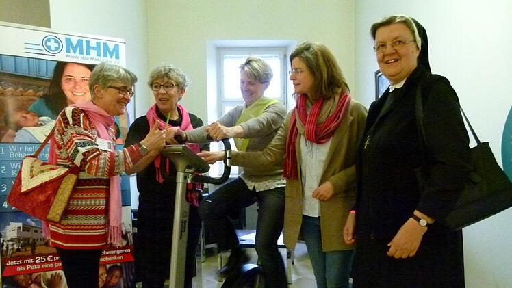 Katharina Hornfeck radelte für einen guten Zweck, angefeuert von Frauen des "Organisationsteam Kunigunde".   Foto: Marion Krüger-Hundrup