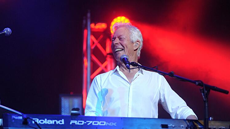 Keyboarder Andy Bown hat sichtlich Spaß am Gig in "Franconia".  Fotos: Helmut Ölschlegel