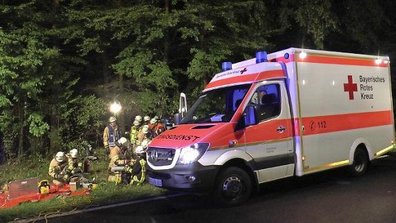 Die Besatzung eines Rettungswagens und ein Notarzt k&uuml;mmerten sich um den Schwerverletzten.  Foto: Christian Licha