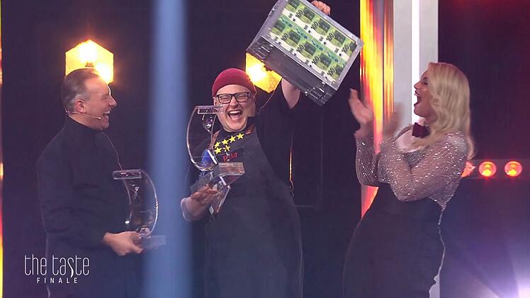 Verdienter Sieg: Pako schnappt sich Geldkoffer, Pokal und Kochbuch. "Ich bin so dankbar."