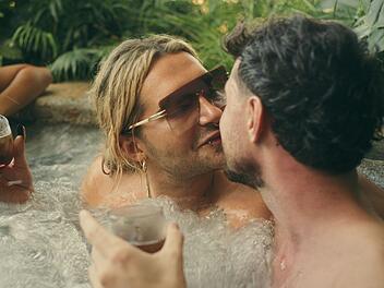 "Kaulitz & Kaulitz" Der Flirt zwischen Bill Kaulitz (links) und Jannik Kontalis schlug hohe Wellen.