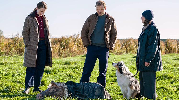 Ein Schwein im Talar stellt Ria Larsen (Marlene Tanczik, links) und Michael Brandt (Anton Spieker) vor ein R&auml;tsel. Die Ex-Ermittlerin Elisabeth Haller (Charlotte Schwab) f&uuml;hlt sich an die Rungholt-Sage erinnert.