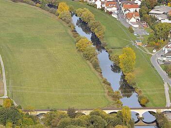 Der Main und sein Ufer sollen im Abschnitt zwischen der Brücke nach Dörfleins (oben) und der Achterbrücke (unten) renaturiert werden. Foto: Ronald Rinklef