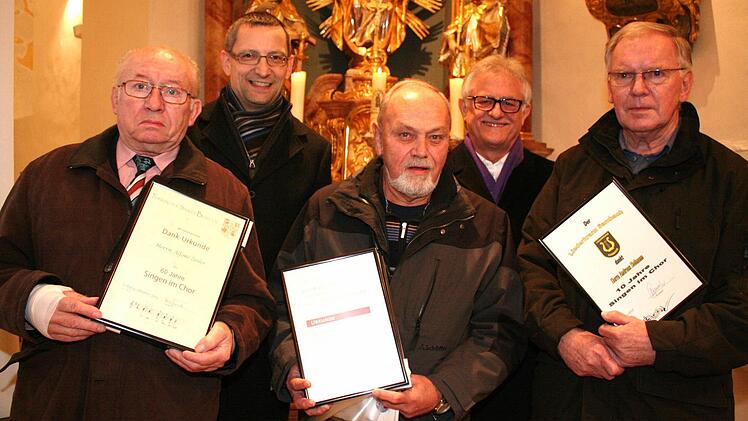 Für jahrzehntelanges Singen im Chor wurden Alfons Zeiler, Richard Seitz und Andreas Hofmann (vordere Reihe von links) ausgezeichnet. Im Bild hinten: Liederkranz-Vorsitzender Rainer Dippold (rechts) und Wolfgang Schön, Sängergruppe Regnitz-Ebrachgrund (links)