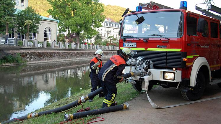 Löschwasser wird aus der Saale gepumpt