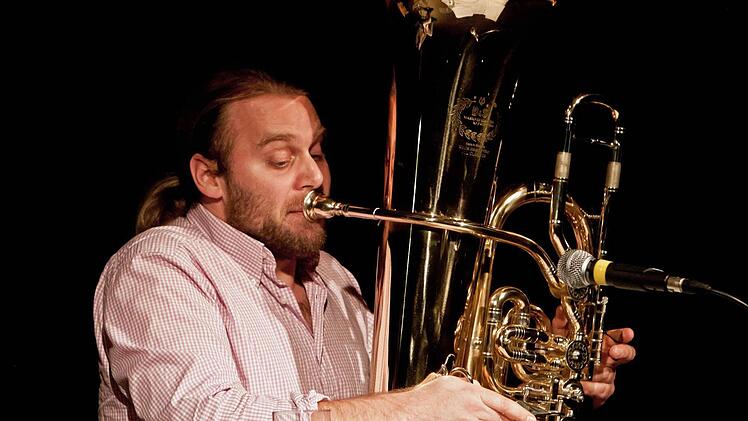 Tubist Andreas Martin Hofmeir stellte sich im "Schwarzen Bären" in Beiersdorf auch als Autor vor.Foto: Jochen Berger