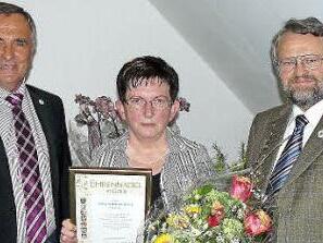 Die Kasendorfer Vorsitzende Adelgunde Hübner wurde bei der Hauptversammlung des Gartenbau-Kreisverbands mit der Goldenen Ehrennadel des Landesverbands ausgezeichnet. Links Kreisvorsitzender Günter Reif, rechts Kreisfachberater Friedhelm Haun. Foto: Klaus-Peter Wulf