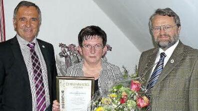 Die Kasendorfer Vorsitzende Adelgunde Hübner wurde bei der Hauptversammlung des Gartenbau-Kreisverbands mit der Goldenen Ehrennadel des Landesverbands ausgezeichnet. Links Kreisvorsitzender Günter Reif, rechts Kreisfachberater Friedhelm Haun. Foto: Klaus-Peter Wulf