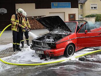 Völlig ausgebrannt ist am Sonntagnachmittag dieses Cabrio in Burgkunstadt. Foto: Frank Spitzenpfeil