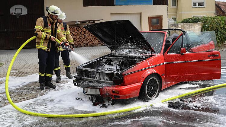 Völlig ausgebrannt ist am Sonntagnachmittag dieses Cabrio in Burgkunstadt. Foto: Frank Spitzenpfeil