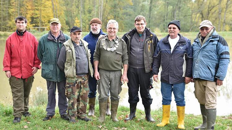 Werner Spath (Mitte mit Königskette) wurde mit dem schwersten Fisch Anglerkönig des Anglervereins Königsberg. Eingerahmt wird er (von links) durch Stephan Hölzer (Dritter Ritter), Erich Schulz (Zweiter Ritter), Rudolf Häckl (Erster Ritter). Den erfolgreichen Petrijüngern gratulierten der frühere Vorsitzende Rudi Hölzer, Alexander Strobel (Zweiter Vorsitzender), Thomas Strobel (Vorsitzender) und Ehrenmitglied Erich Hirsch. Foto: Gerold Snater