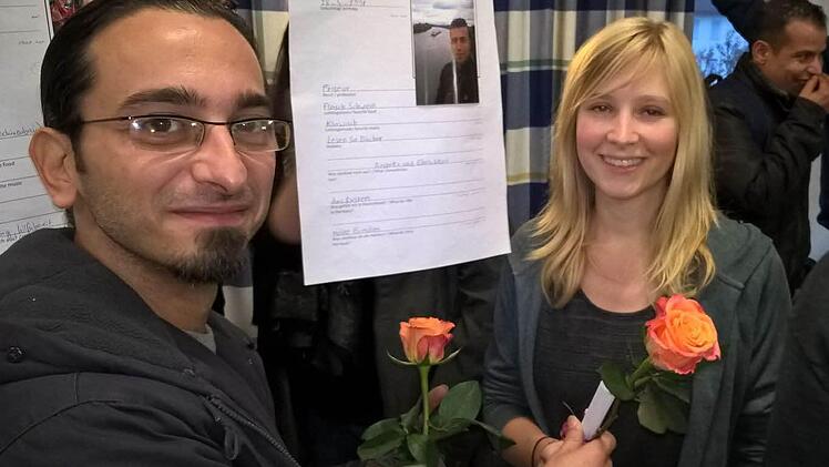"Shukran" ist gleich "Danke" auf Arabisch: Als Dankeschön für die Einladung zum Herbstfest und die Aufmerksamkeit verschenkten die Flüchtlinge aus der Max-Reger-Straße Rosen an alle deutschen Gäste.