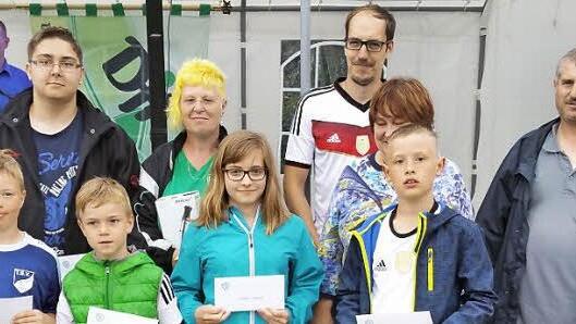 Die Gewinner des Kegelwettbewerbs in den Kategorien Jugend, Damen und Herren.  Fotos: Sabine Weinbeer