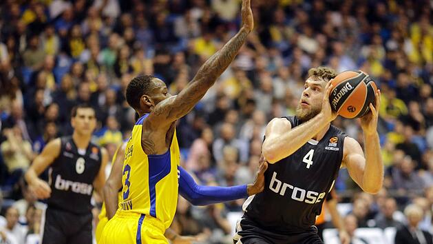 Nicolo Melli (mit Ball/hier gegen Sonny Weems) liefert ein perfektes Spiel ab. Beim klaren Sieg des deutschen Meisters legte er mit 27 Punkten (6 Dreier) und 14 Rebounds ein Double-Double auf. Foto: Abir Sultan/EPA