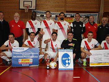 Im Finale der Hallenkreismeisterschaft setzte sich der ATSV Erlangen mit 4:1 gegen den SK Lauf durch.  Fotos: Uwe Kellner
