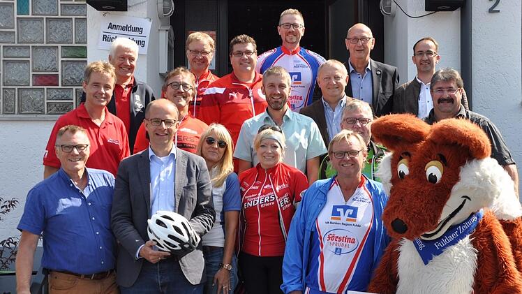 Vorn von links Rad-Vierer Vorsitzender Manfred Herget, Schirmherr Bundestagsabgeordneter Michael Brand, DJK-Radabteilungsleiterin Petra Heurich, Mitte Bürgermeister Jochen Vogel daneben Landrat Thomas Bold mit den Sponsoren und Vereinsvertretern. Foto: Heurich