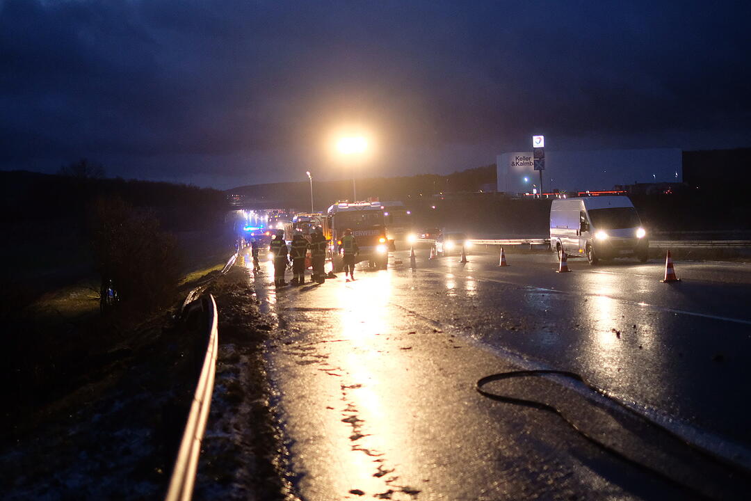 A9 bei Nürnberg: Gefahrengut-Lkw landet im Graben