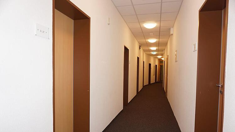 Weiße  Wände machen den Flur heller. Foto: Marion Eckert