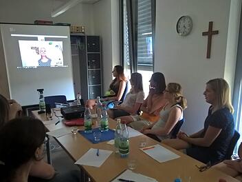 Marion Lepold  war als Dozentin über das Internet zugeschaltet - für das Kiga-Team eine neue Form der beruflichen Weiterbildung.Katharina Becht