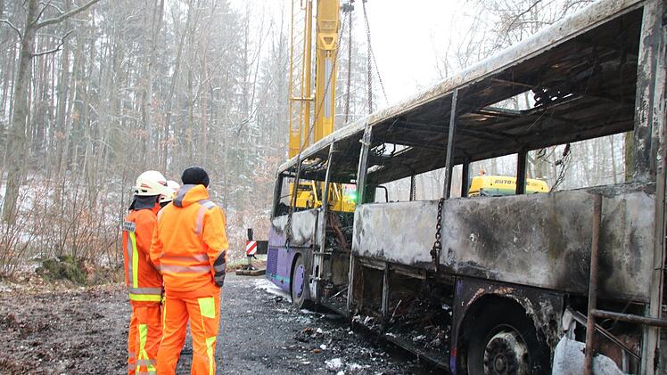 Mit zwei Autokränen wurde das Wrack angehoben und auf eine Tiefladen zum Abtransport verladen.Foto: Katrin Geyer