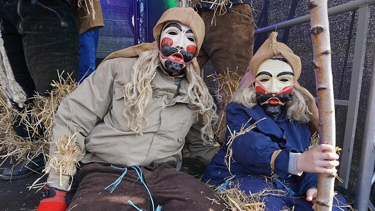 Zwei Strohmänner in der typischen Verkleidung. Foto: Marion Eckert