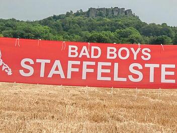 Die beiden Vorstände Sebastian Koch und Tobias Dück mit dem neuen Fanclub-Banner, das bei nahezu allen Heimspielen in der Allianz-Arena hängt. Foto: privat
