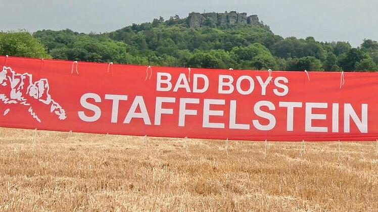 Die beiden Vorstände Sebastian Koch und Tobias Dück mit dem neuen Fanclub-Banner, das bei nahezu allen Heimspielen in der Allianz-Arena hängt. Foto: privat