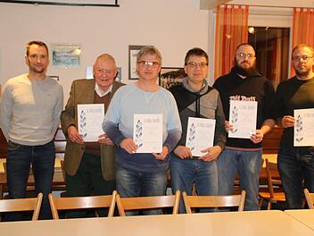 Stellvertretender Vorsitzender Öffentlichkeitsarbeit Martin Rügemer (von links) ehrte Harald Krimmer (30), Bernhard Franz (40), Thomas Doschko (40), Stefan Strömel (30) und Florian Marx (30). Foto: H. Ruppert