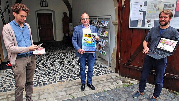 Das Ferienprogramm stellten B&uuml;rgermeister Michael Kastl (Mitte) mit dem  Plakat, Nikolas Zenzen (links) mit Blick auf sein Smartphone und Kilian  D&uuml;ring (rechts) auf seinem Laptop vor. Gedruckte Programme gibt es dieses  Jahr wegen der Corona-Pandemie nicht.  Foto: Dieter Britz
