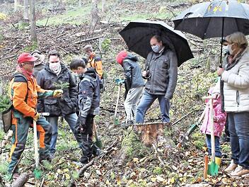 Forstarbeiter Rainer Uri erklärt den Schülern, wie sie mit den jungen Pflanzen umgehen sollen. Bäckermeister Maximilian Ley (mit weißer Maske) hat die Idee ins Leben gerufen. Im Bild von rechts: Gerhard und Christine Ley sowie Bürgermeister Johannes Krapp Fotos: Evi Seeger