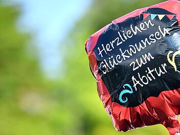 Der landesweite Notendurchschnitt beim Abitur 2021 liegt zwischen 2,1 und 2,2. Auch in Kulmbach haben fast alle Schüler das Abi bestanden.
