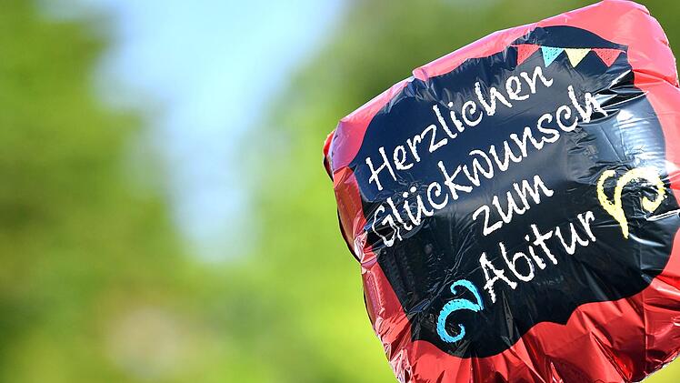 Der landesweite Notendurchschnitt beim Abitur 2021 liegt zwischen 2,1 und 2,2. Auch in Kulmbach haben fast alle Schüler das Abi bestanden.