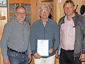 Hans Blinzler wurde für 50-jährige Mitgliedschaft in der CSU ausgezeichnet. Mit im Bild Vorsitzender Michael Wunder (rechts) und sein Stellvertreter Manfred Köstner.