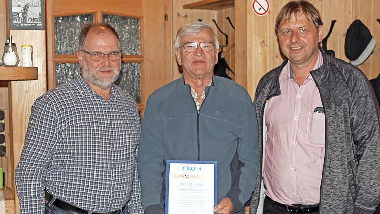 Hans Blinzler wurde für 50-jährige Mitgliedschaft in der CSU ausgezeichnet. Mit im Bild Vorsitzender Michael Wunder (rechts) und sein Stellvertreter Manfred Köstner.