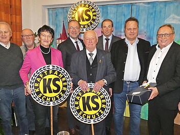 Stolz auf das Erreichte: Gerhard Hahn und Dieter Wiesner, Stadtrat Hans Werther, MdL Inge Aures, Pr&auml;sident Ole Eilers, Reinhard Baumgartner, Bezirksgesch&auml;ftsf&uuml;hrer Karl-Heinz Wolf, Ingo Lehmann, Dieter Schaar und stellvertretender Vorsitzender Han...