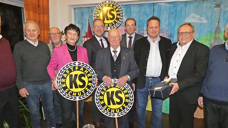 Stolz auf das Erreichte: Gerhard Hahn und Dieter Wiesner, Stadtrat Hans Werther, MdL Inge Aures, Pr&auml;sident Ole Eilers, Reinhard Baumgartner, Bezirksgesch&auml;ftsf&uuml;hrer Karl-Heinz Wolf, Ingo Lehmann, Dieter Schaar und stellvertretender Vorsitzender Han...