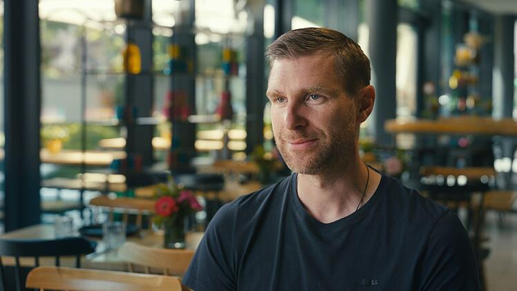 Per Mertesacker war ebenfalls im deutschen Fu&szlig;ballwellmeisterteam von 2014. Au&szlig;erdem langj&auml;hriger Mitspieler von Mesut &Ouml;zil bei Werder Bremen und bei Arsenal London. Auch er &auml;u&szlig;ert sich in der Doku.