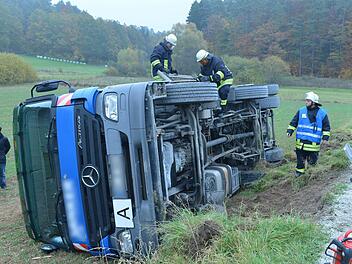 Der Lastwagen war zu schwer für den Feldweg, so dass dieser nachgab und das Fahrzeug abrutschte. Fotos: Ronald Rinklef