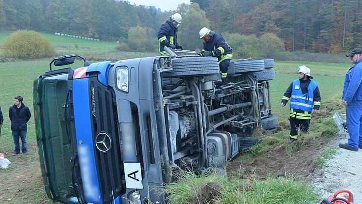 Der Lastwagen war zu schwer für den Feldweg, so dass dieser nachgab und das Fahrzeug abrutschte. Fotos: Ronald Rinklef