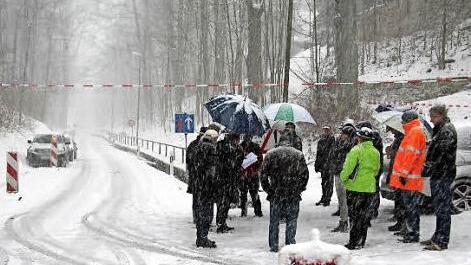 Im Vorfeld der Stadtratssitzung hat sich der Bauausschuss am Dienstag schon einmal ein Bild gemacht, wie die neue Straße verlaufen soll. Das rotweiße Band markiert die künftige Straßenoberfläche.