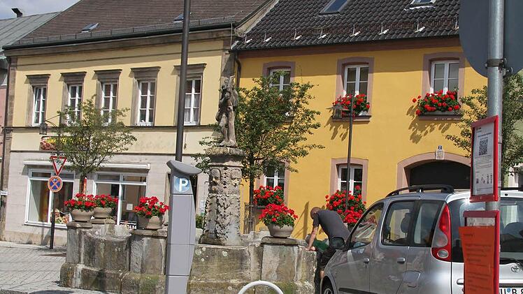 Die Bushaltestelle am Stadtsteinacher Marktplatz bleibt in den nächsten Tagen leer, denn die Busse kommen gar nicht bis dorthin. Stadtsteinach ist von beiden Seiten abgeriegelt.