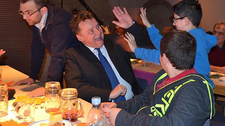 Deutsch-italienische Freundschaften: Volker Seitter vom Freundeskreis Positano inmitten der italienischen Delegation