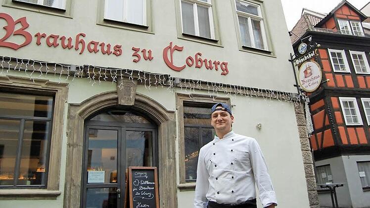 Tim Standke wird künftig in der Nägleinsgasse nicht nur Essen kochen, sondern auch Coburger Bier brauen. Direkt neben der Gaststätte "Brauhaus" entsteht in dem roten Fachwerkhaus eine kleine Brauerei mit Pension. Noch in diesem Jahr soll sie in Betrieb gehen. Fotos: Oliver Schmidt