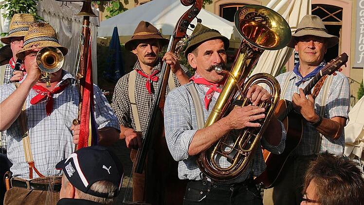 Mit uriger Volksmusik begeisterten die "Spräublöäser". Foto: Gerd Schaar