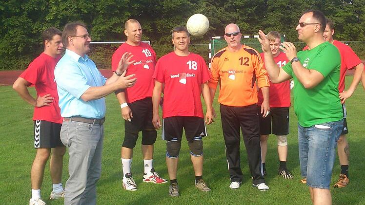 Schirmherr Dieter Gerstenkorn (links) eröffnete mit dem Anwurf das Handball-Festival, an dem 57 Mannschaften teilnahmen. Rechts TV-Abteilungsleiter Matthias Batzner.