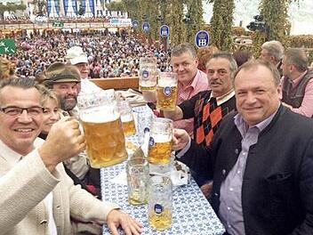 Im Hofbräuzelt wurde dann bis in den Abend gefeiert.  Foto: Michael Busch