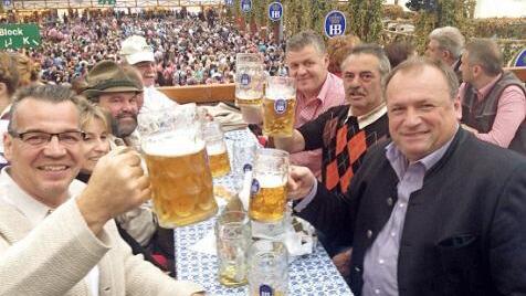 Im Hofbräuzelt wurde dann bis in den Abend gefeiert.  Foto: Michael Busch