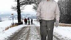 Ein Spaziergang mit dem Hund durch die Winterlandschaft.