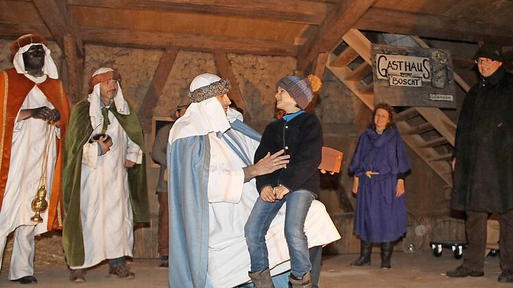 Die lebensgroßen Krippenfiguren wollen Max die Weihnachtsgeschichte und Begriffe wie Heiland und Erlöser erklären.